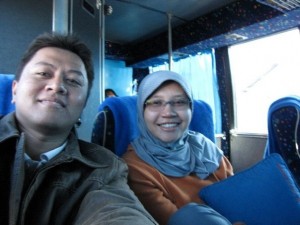 Berdua di dalam Bis